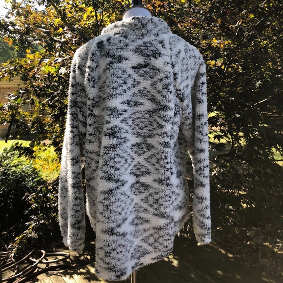 Sherpa Pullover Charcoal Print in Women's - NWT - Picture 3 of 8